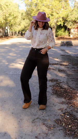 Calças castanhas com tachas