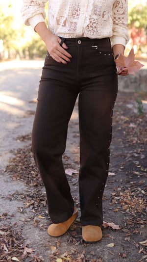 Calças castanhas com tachas