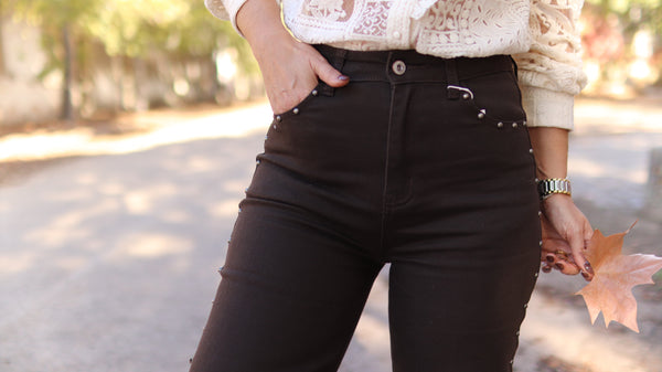 Calças castanhas com tachas