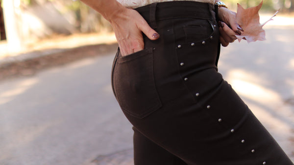 Calças castanhas com tachas