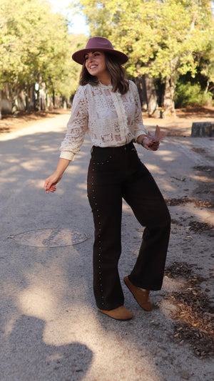 Calças castanhas com tachas