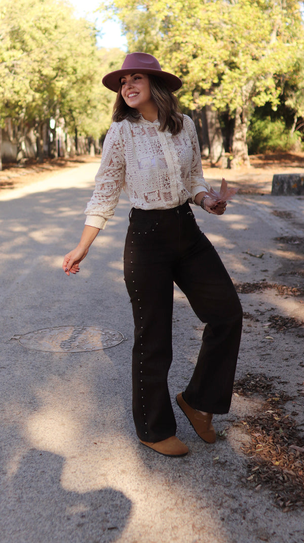 Calças castanhas com tachas