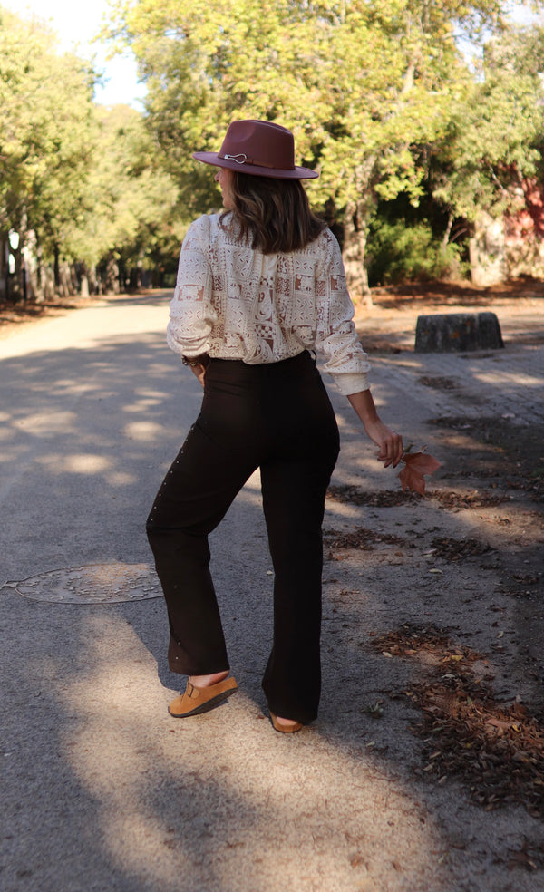 Calças castanhas com tachas