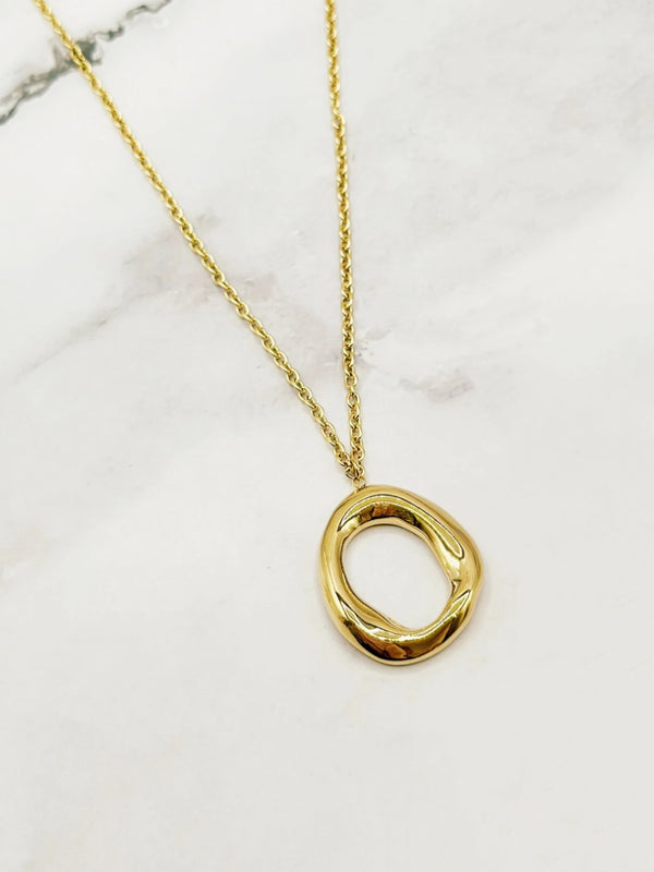 Colar com pendente oval