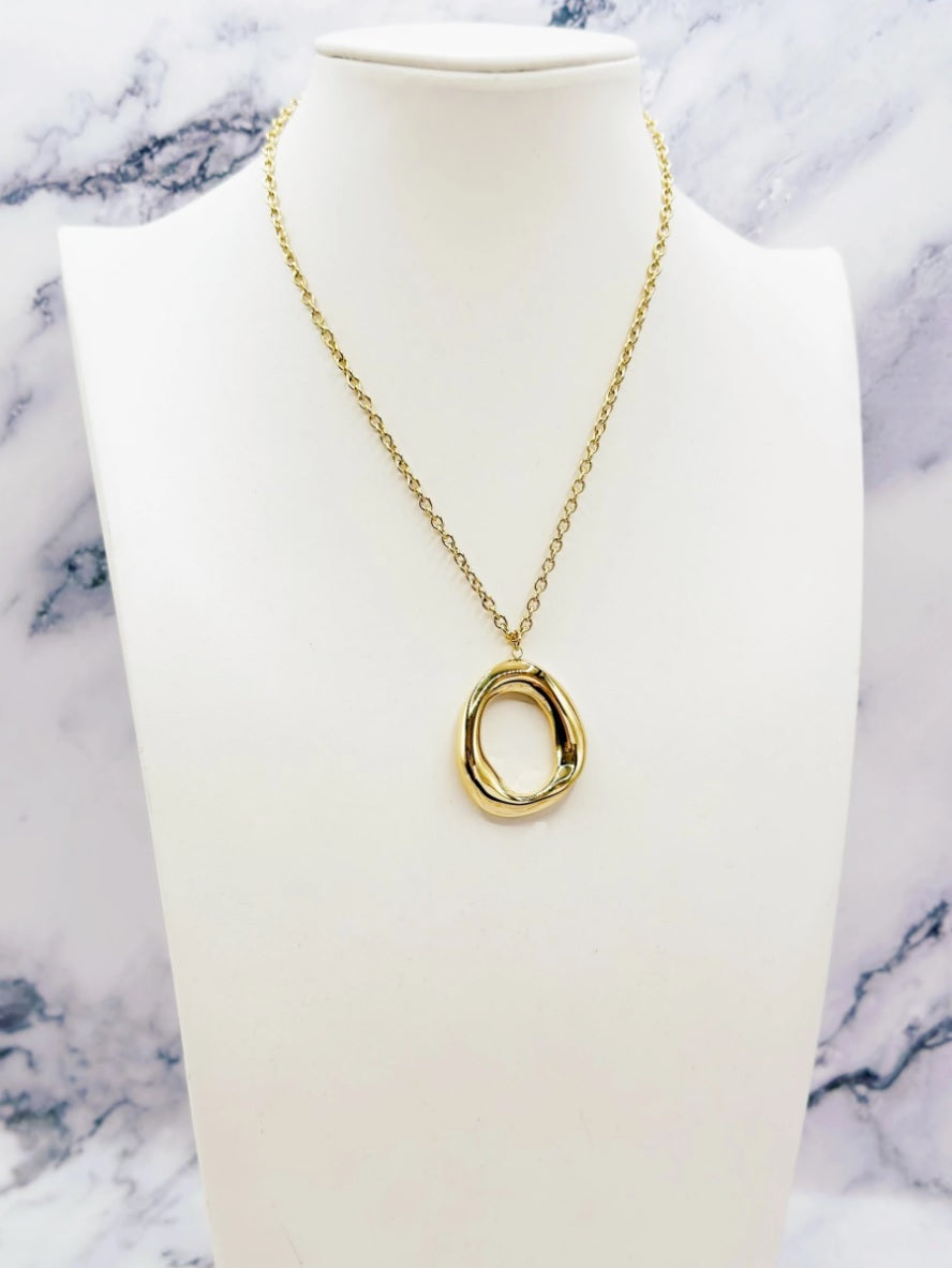 Colar com pendente oval