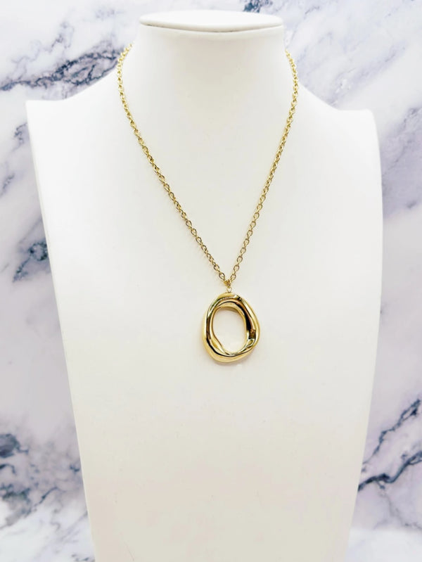 Colar com pendente oval